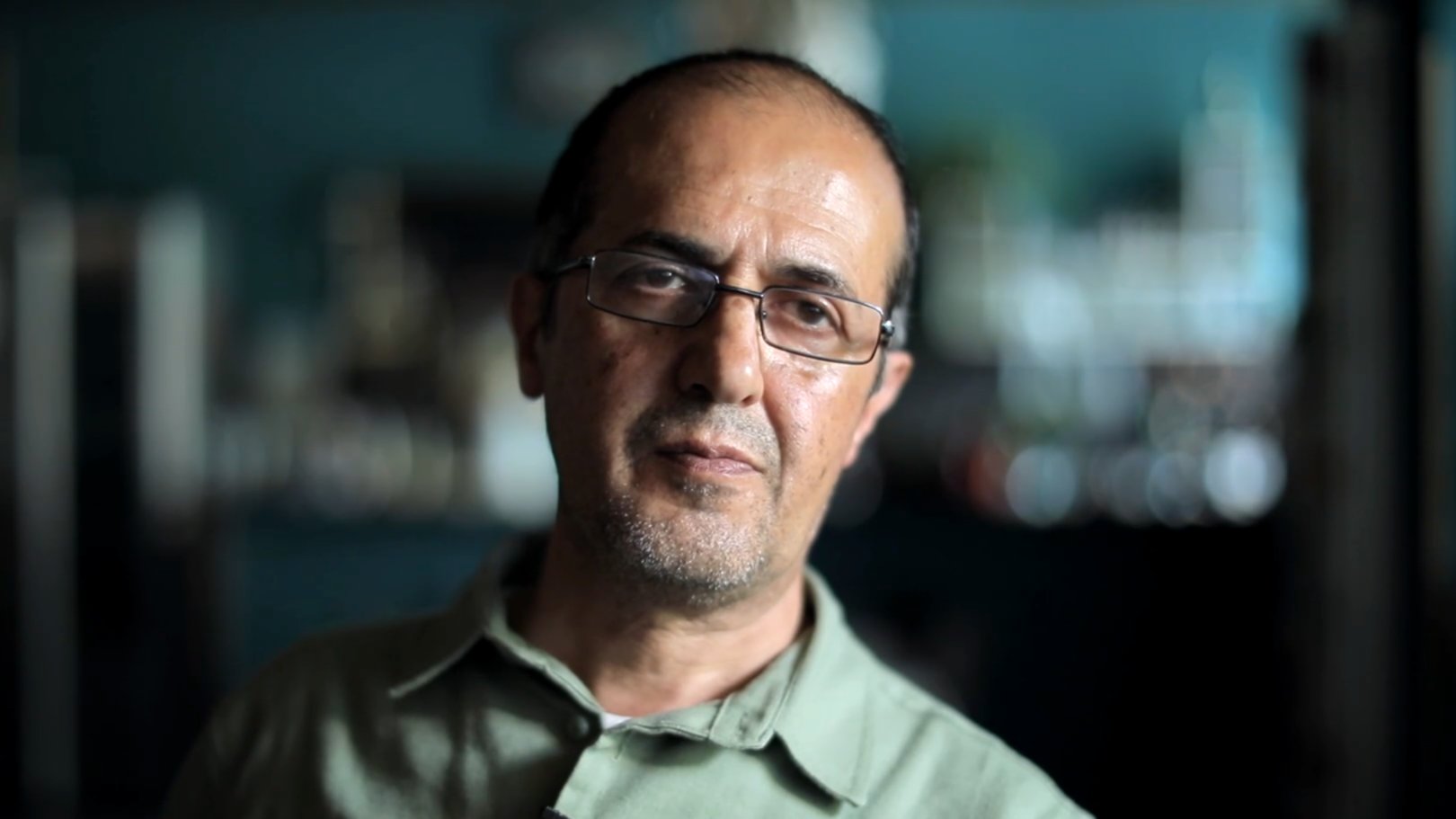 „Još imam 25 šrapnela u sebi": Bivši iranska deca vojnici otkrivaju doživotne traume 4 Masud gleda u kameru