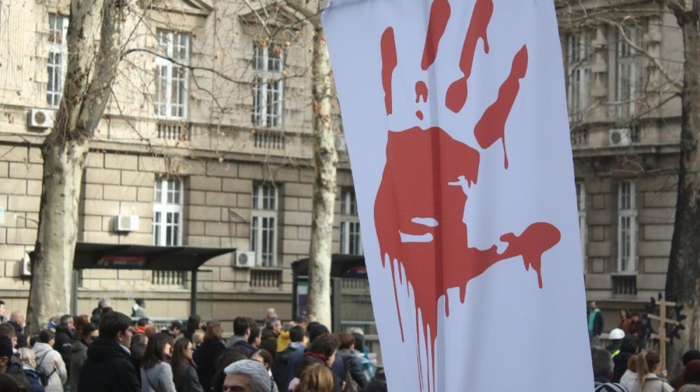 Studenti i građani odali poštu stradalima u nesreći na novosadskoj Železničkoj stanici 1