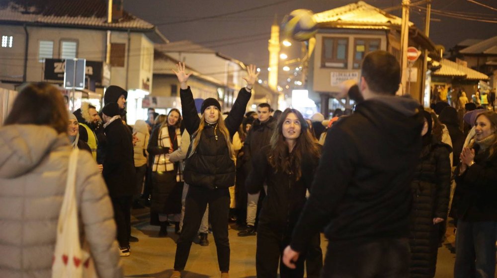 Novopazarski studenti blokirali četiri ulice jer je automobil krenuo na njih