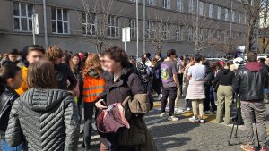 Zbor roditelja učenika Pete beogradske gimnazije saopštio je danas da vršilac dužnosti direktora te škole Danka Nešović u dopisu koji im je poslat rekla da će se izostanci učenika "tretirati kao osnov za pokretanje određenih sankcija".