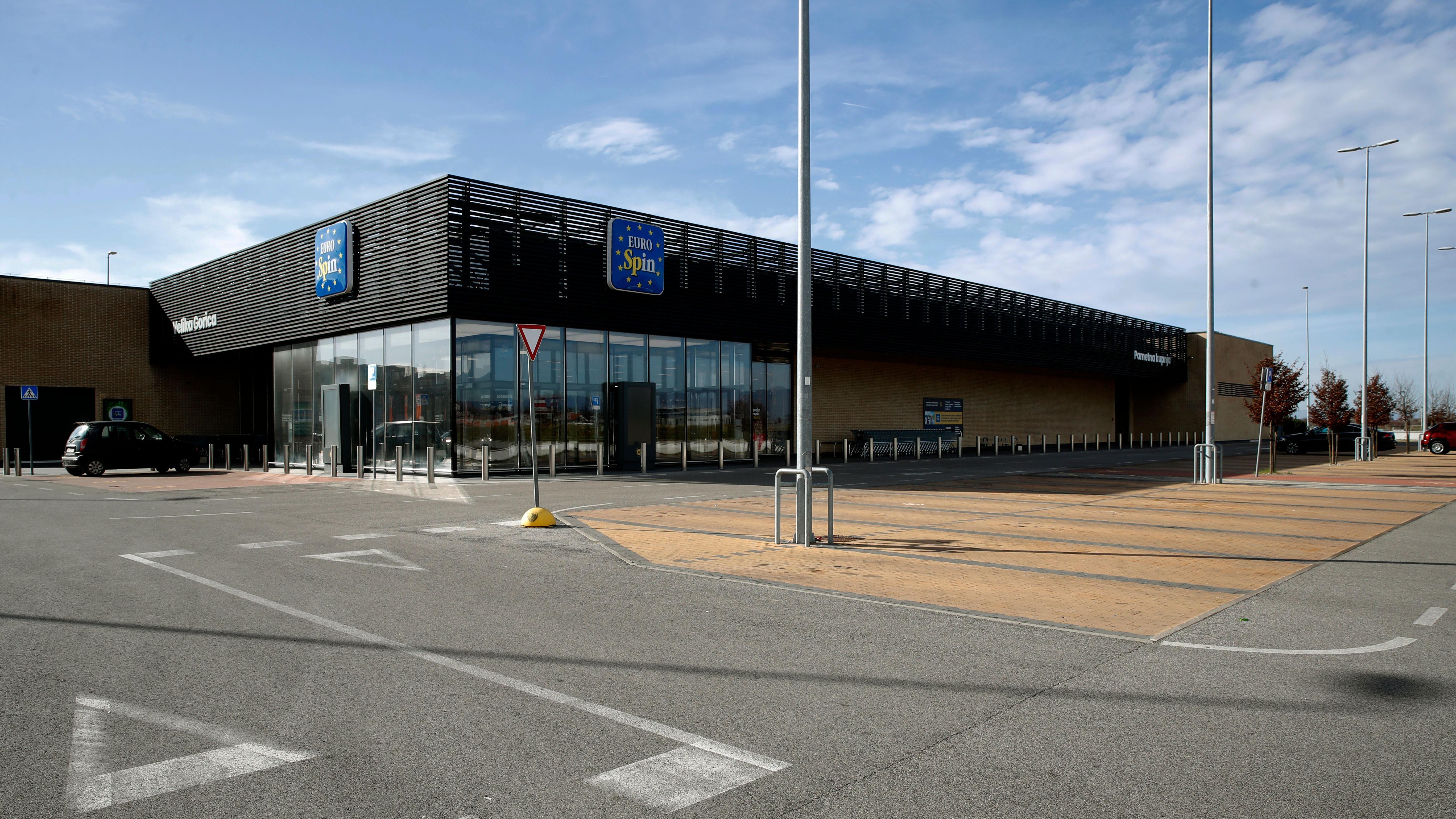 Bojkot trgovinskih lanaca u Srbiji: Promet opao za 37 odsto, kažu iz Poreske uprave 4 Prazan parking ispred supermarketa