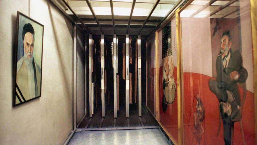 Remek-dela koja mogu da se vide samo u Teheranu 7 In the basement vault of Tehran's Museum of Contemporary Art, a portrait of Ayatollah Ruhollah Khomeini is juxtaposed against two works by the British artist Francis Bacon.