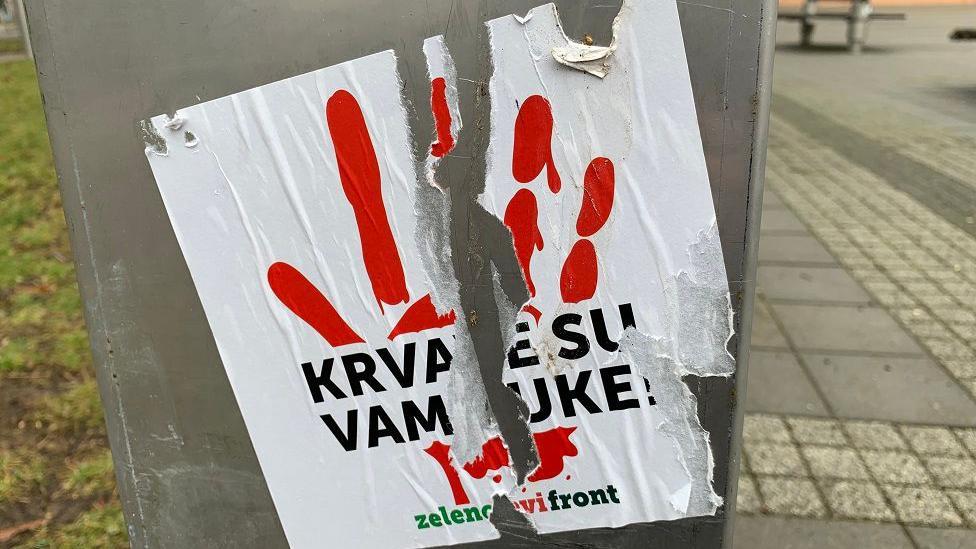 Sremska Mitrovica: 'Propala obojena revolucija', poručio Vučić na mitingu 5 Ruke su vam krvave su simbol protesta u kojima se traži odgovornost za 15 žrtava u padu nadstrešnice