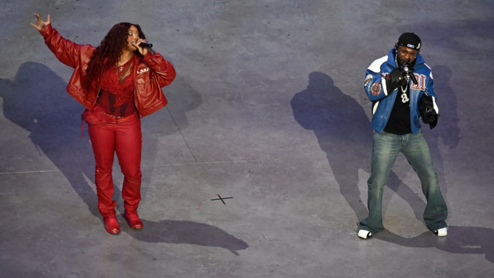 Superboul 2025: Filadelfija Iglsi novi šampioni, u publici Tramp i Mesi 14 Nastup na poluvremenu imao je reper Kendrik Lamar koji je izveo njegov hit 'Luther' sa pevačicom SZA