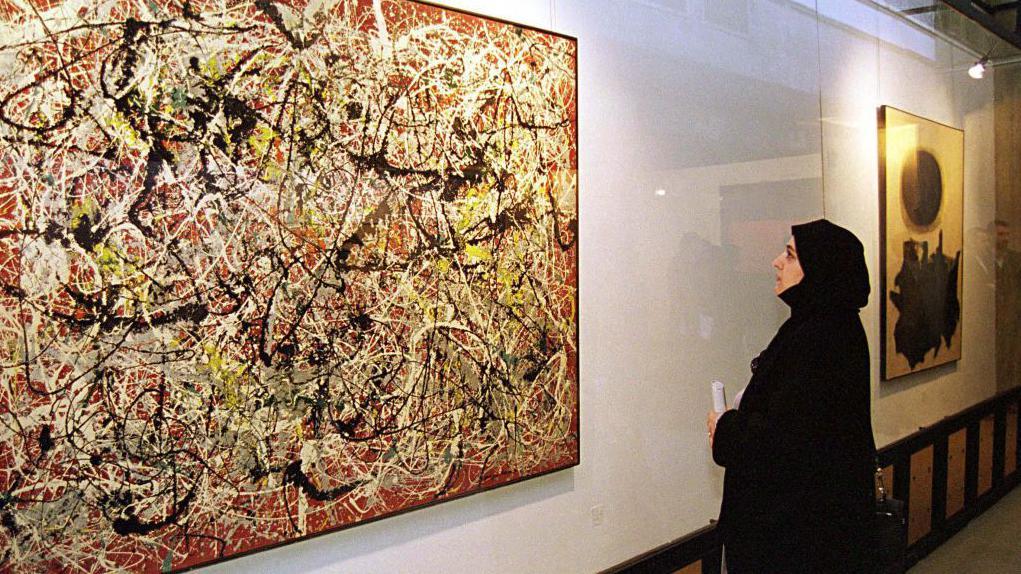 Remek-dela koja mogu da se vide samo u Teheranu 9 A female visitor, views 'Mural On Indian Red Ground', by American abstract expressionist painter Jackson Pollock, at the Tehran Museum of Contemporary Art, September 1999