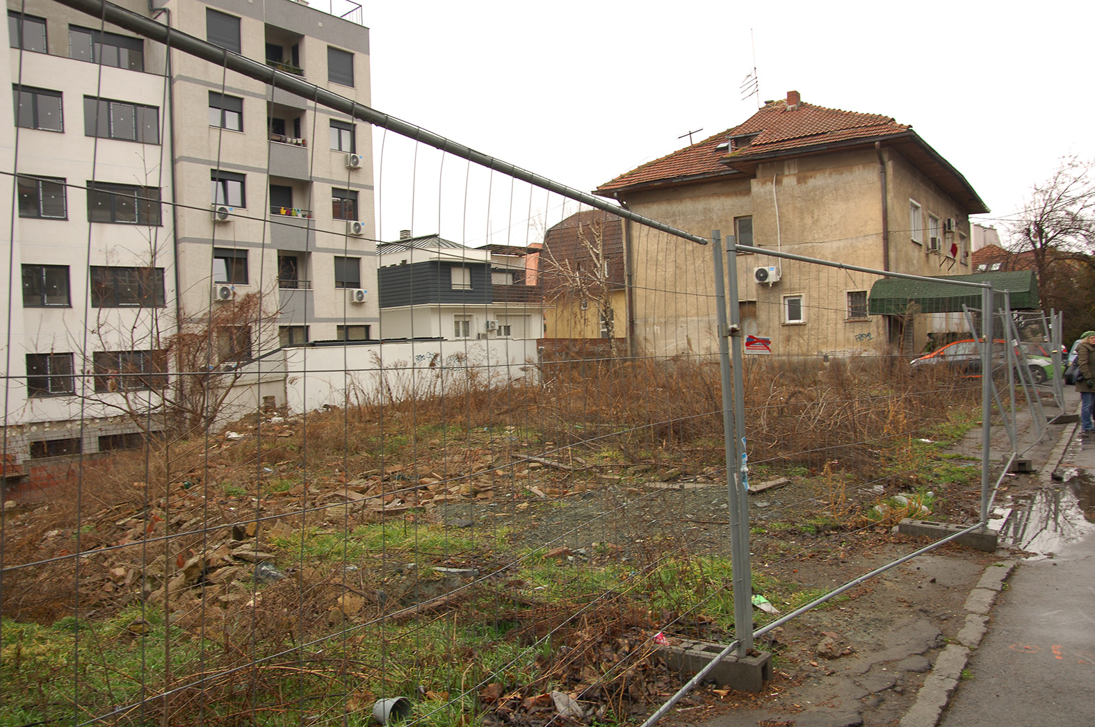 "Mi molimo za naše, ne za tuđe": Stanari zgrade koja se urušila pre skoro četiri godine i dalje u privremenom smeštaju (FOTO) 3