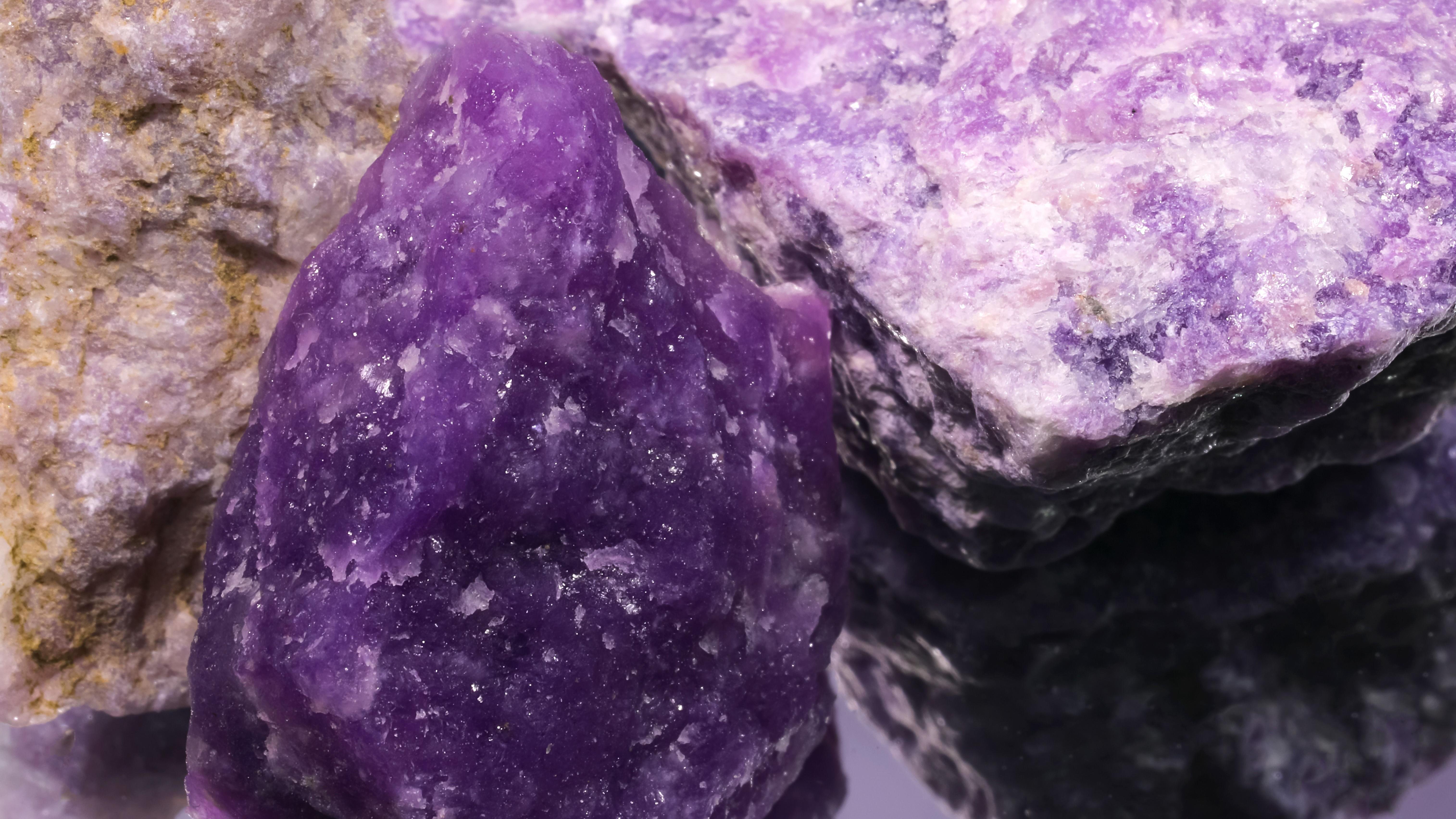 Zašto Amerika želi minerale kao što je litijum od Ukrajine kad ima vlastite 6
Veruje se da Ukrajina ima bogate zalihe litijuma, koji se izvlači iz materijala kao što je ovaj lepidolit