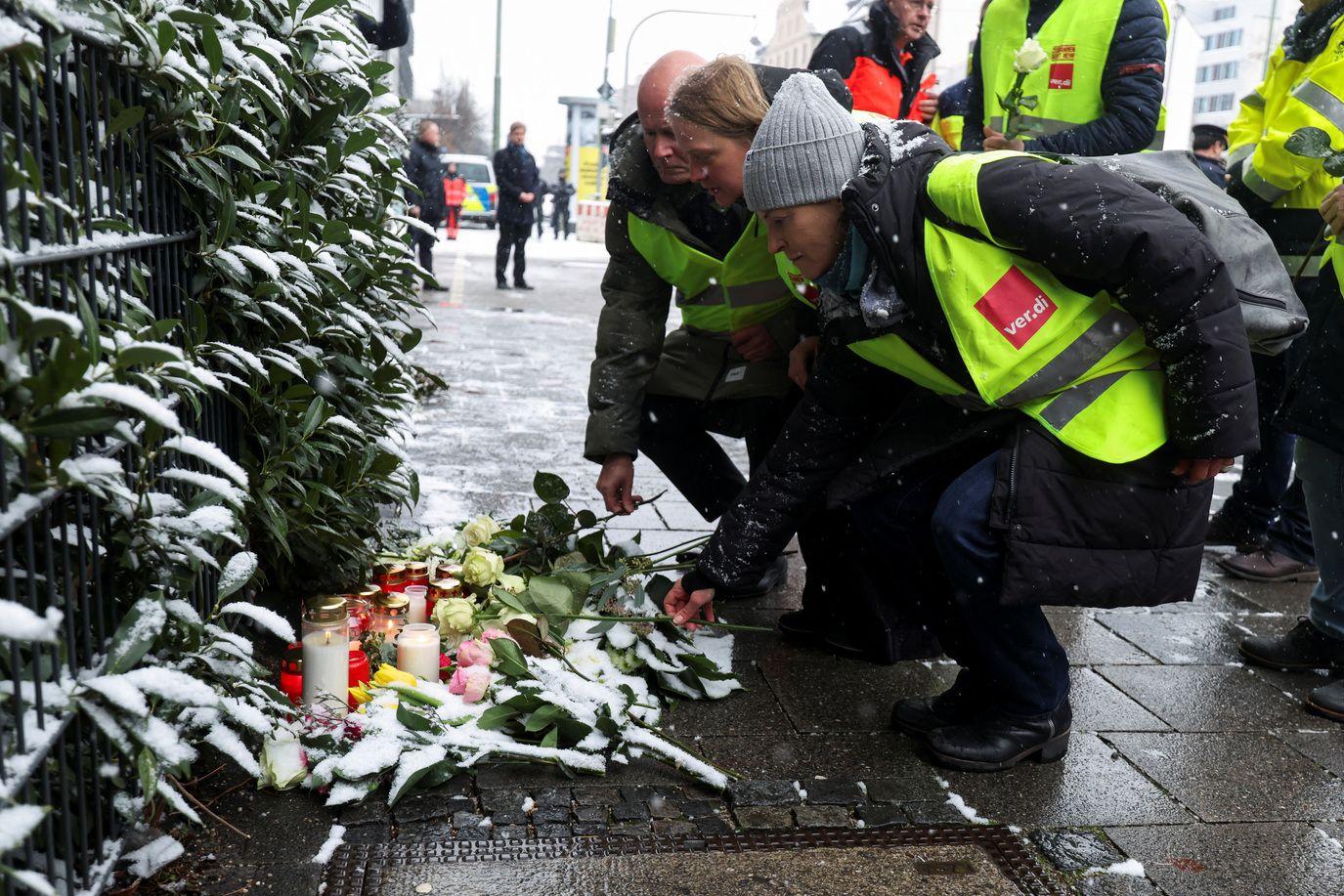 Automobilom kosio ljude u Minhenu: Ko je osumnjičeni Avganistanac i šta je bio motiv 3 Ljudi pale sveće i ostavljaju cveće
