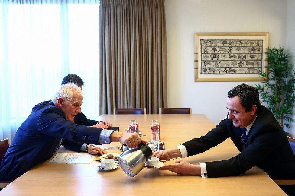 Кoliko je Кurti promenio Кosovo, a koliko je Кosovo promenilo njega 2 Kurti, Žozep Borelj i Miroslav Lajčak tokom dijaloga Beograda i Prištine u Briselu, februar 2023.