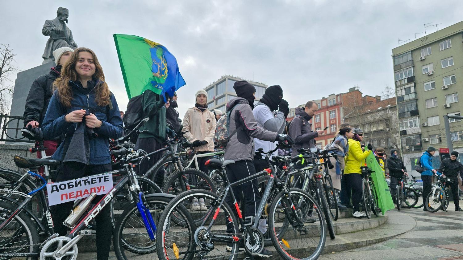 'Mi za umor ne znamo': Studenti koji pešače blizu Kragujevca, kolege se spremaju za doček 30 studenti biciklisti
