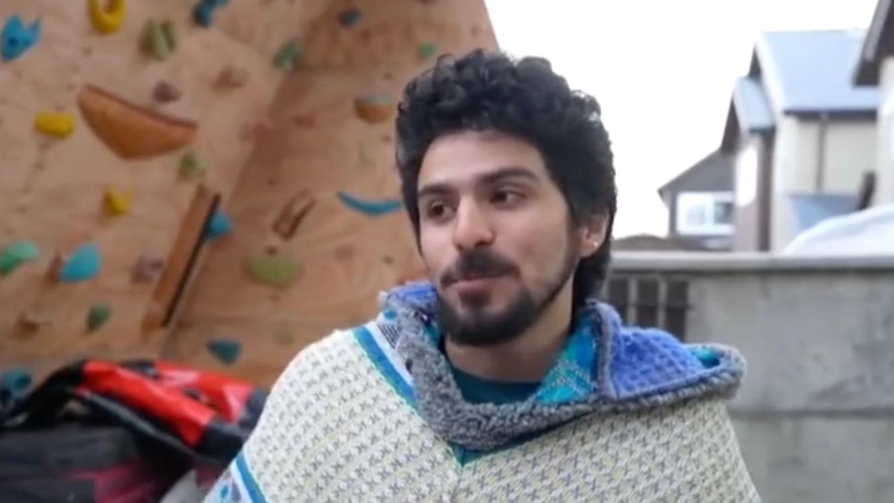 'Bio sam u kitovim ustima čitavu sekundu': Kajakaš preživeo bliski susret s morskim divom 1 Dvadesettrogodišnji Adrijan Simankas nosi raznobojni pončo