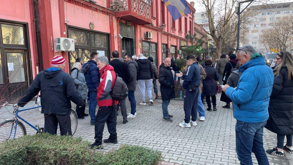 Svi putevi vode u Niš: Studenti iz Bujanovca i Čačka pešice, incidenti u Zaječaru 6 skup ispred Skupštine grada u Zaječaru 25. februar 2025.