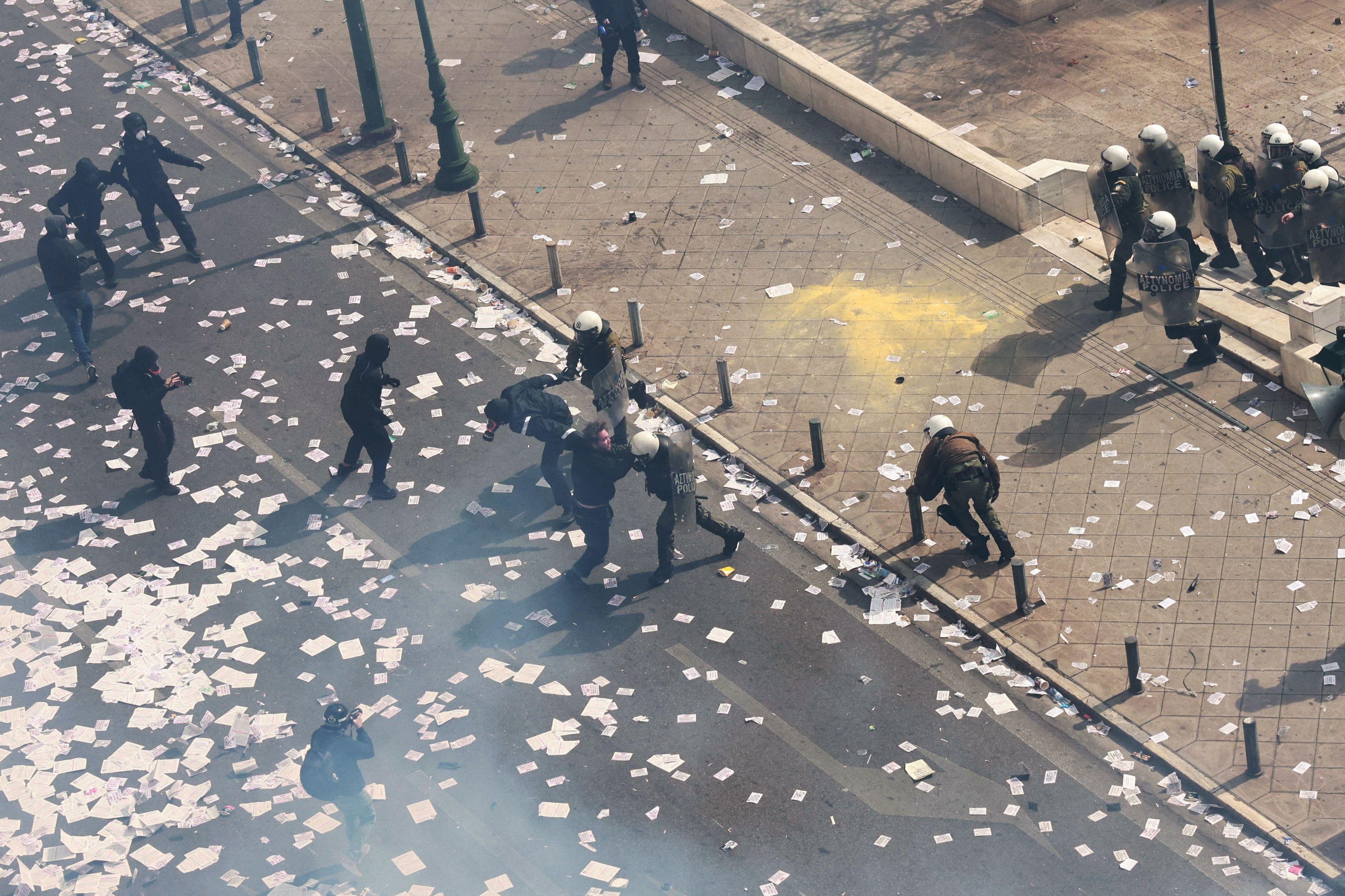 Masovni protesti i neredi u Grčkoj zbog teške železničke nesreće 6 neredi u grčkoj, protesti u grčkoj