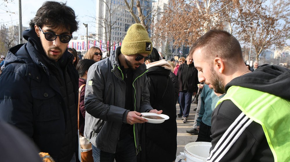 Kako agencija AP piše o protestima u Srbiji: "Ogromna masa ljudi na ulici traži pravdu" 1