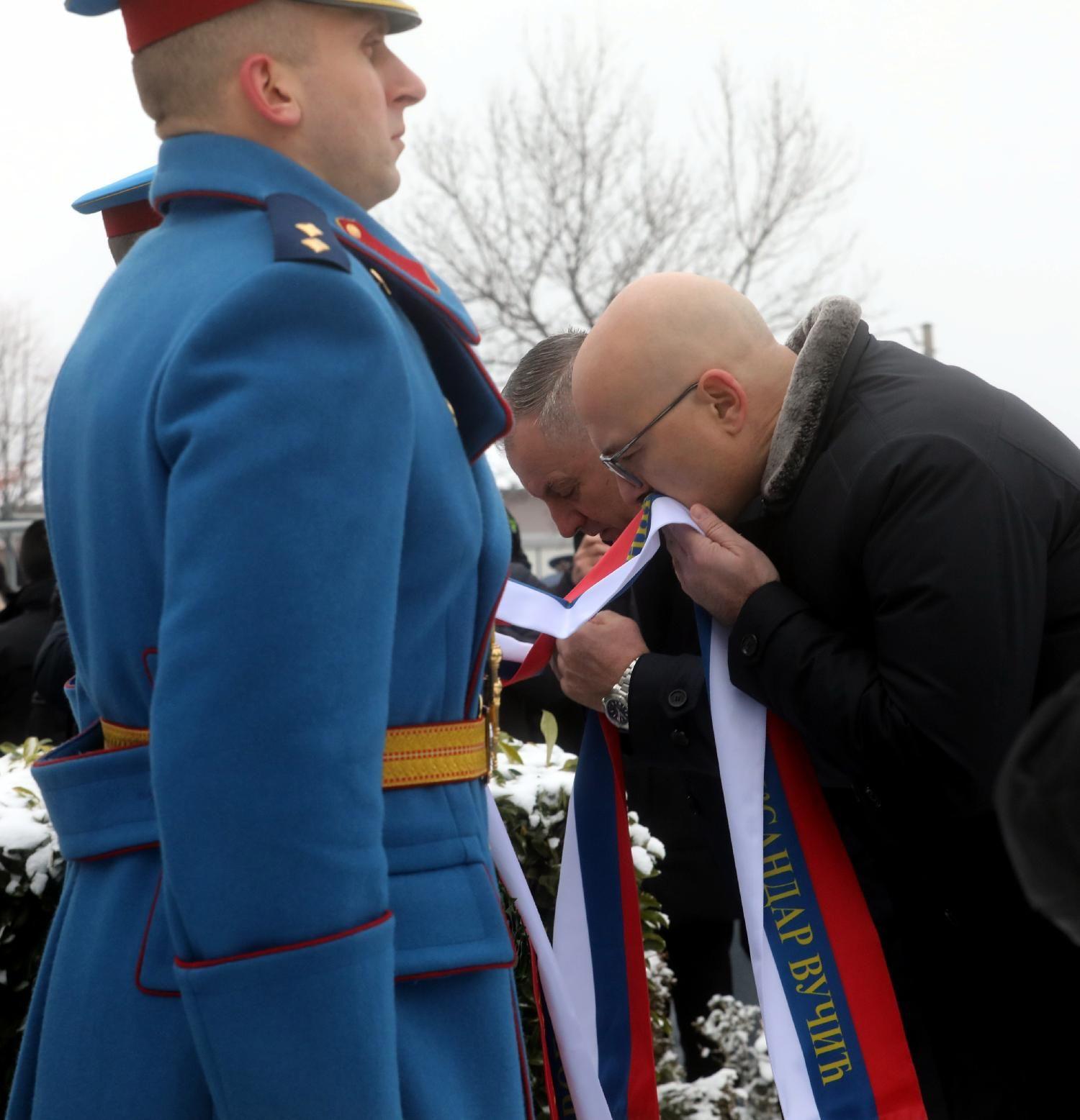 Sremska Mitrovica: Vučić pozvao studente 'da proglase pobedu' 10 Miloš Vučević, premijer koji je podneo ostavku, položio je venac u Orašcu povodom obeležavanja Sretenja, Dana državnosti
