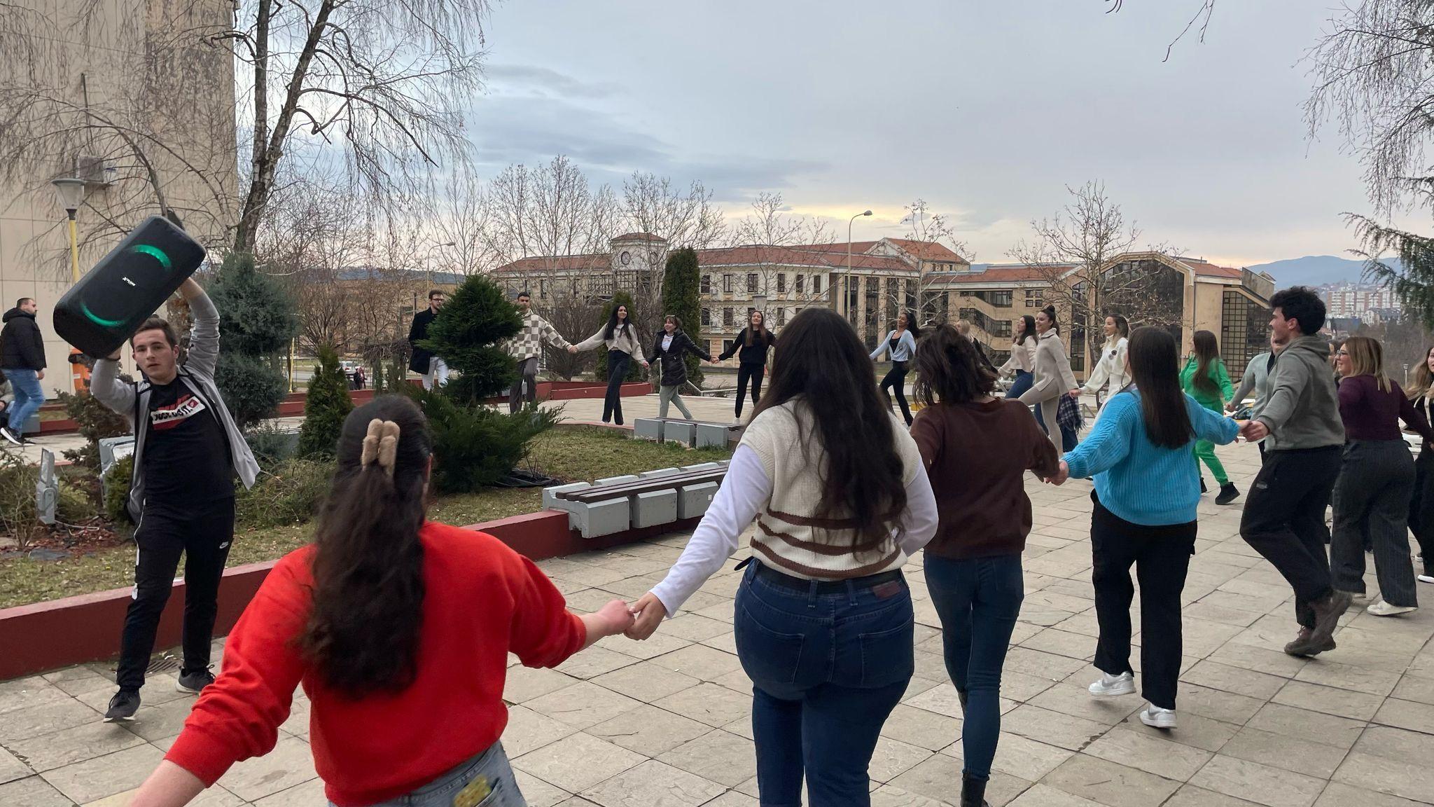 'Mi za umor ne znamo': Studenti koji pešače blizu Kragujevca, kolege se spremaju za doček 6 kolo studenta ispred Ekonomskog fakulteta u Kragujevcu