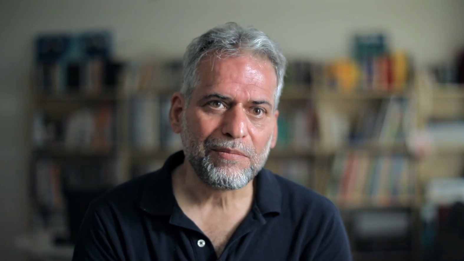 „Još imam 25 šrapnela u sebi": Bivši iranska deca vojnici otkrivaju doživotne traume 9 Mehdi gleda u kameru