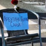 Studentska blokada mosta u Beogradu: Stolice sa imenima žrtava novosadske tragedije 10