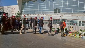 Četvorica privedenih ratnih veterana iz Kraljeva puštena posle informativnog razgovora 12 63.padobrasnka veterani odavanje počasti žrtvama nesreće na železničkoj stanici