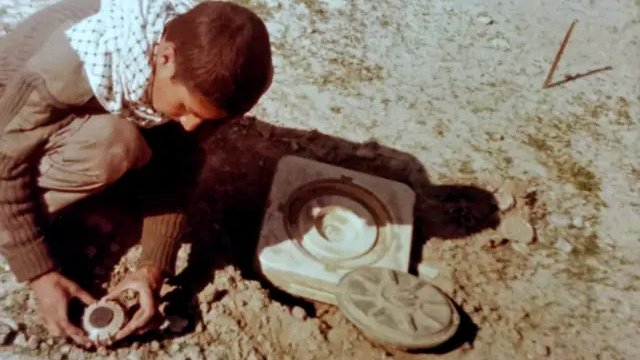 „Još imam 25 šrapnela u sebi": Bivši iranska deca vojnici otkrivaju doživotne traume 1 Stara Masudova slika na kojoj dok kleči razmontirava minu