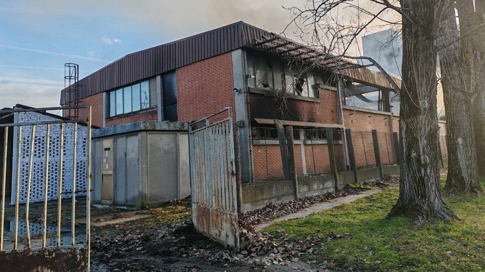 Izgorelo skladište Novkabela u Novom Sadu: Neprijatan miris gareži oseti se i jutro posle požara u velikom delu grada 1