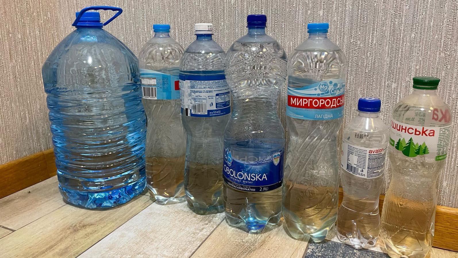 Od sirena, bombi, do odlazaka u pozorište: BBC novinarka o tri godine rata u Ukrajini 3 Plastic bottles filled with water