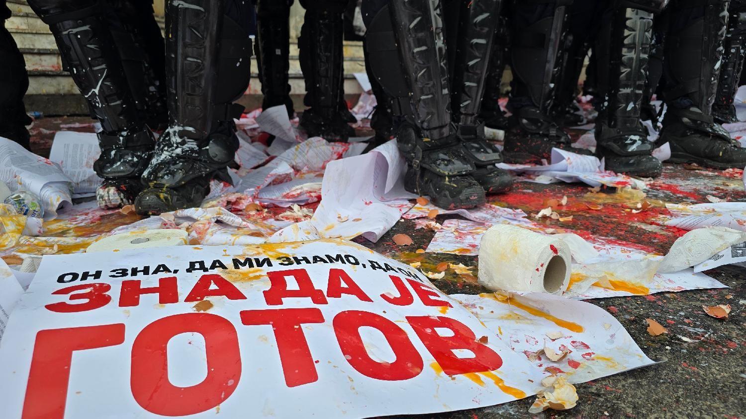 Novi Sad dobio gradonačelnika, privođenja posle incidenata ispred skupštine 16 Transparent na betonu