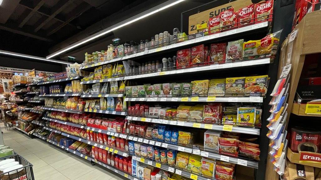 Bojkot trgovinskih lanaca u Srbiji: Promet opao za 37 odsto, kažu iz Poreske uprave 2 Rafovi bez kupaca