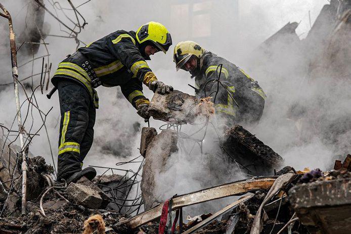 Ljubav, gubitak i dužnost: Ukrajinski foto-reporteri pričaju priče o ratu 5 Dvojica vatrogasaca čiste ruševine dok se oko njih šire dim i prašina pošto je srušena stambena petospratnica u regionu Sumi 13. marta 2024.