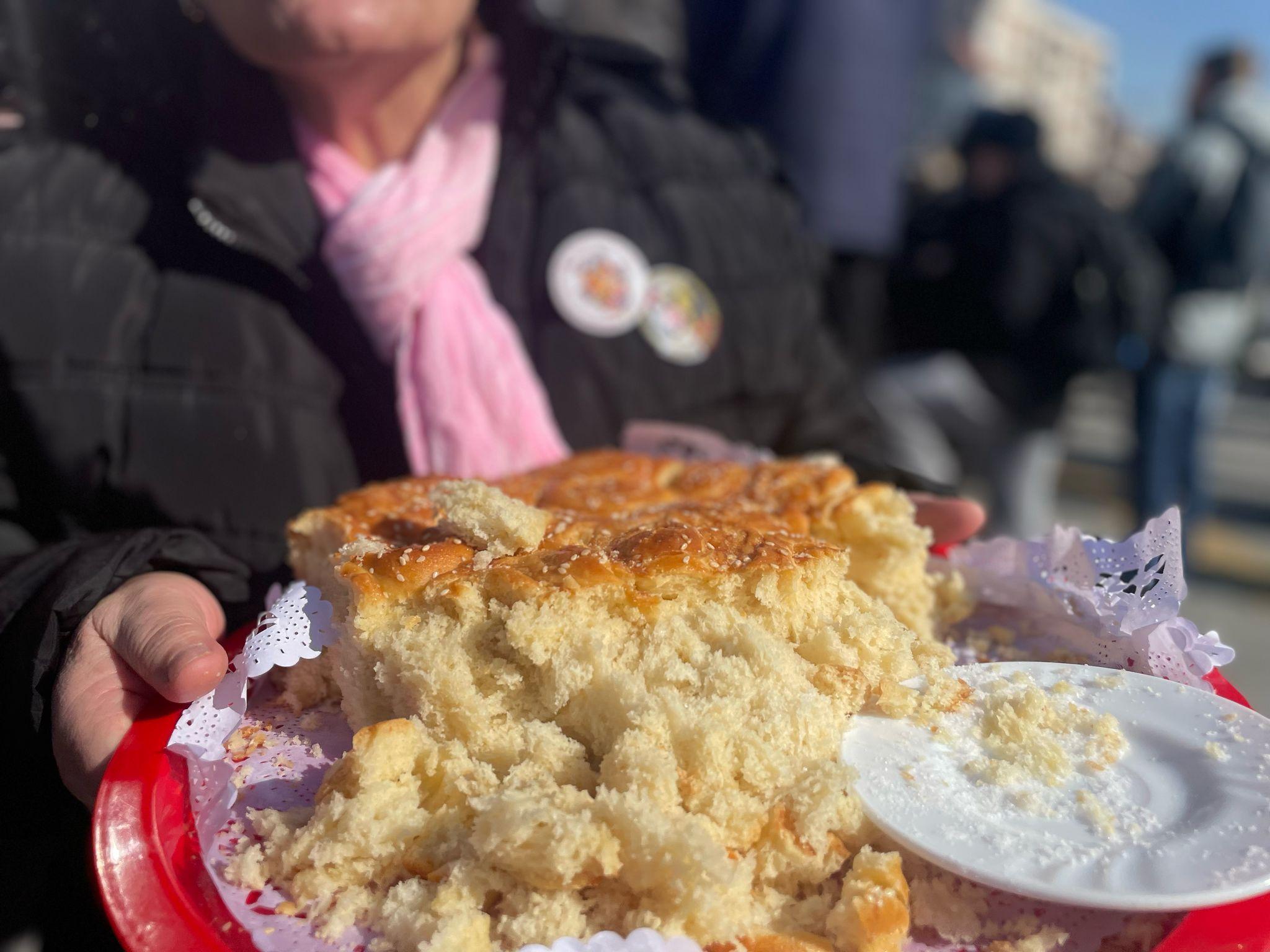 Zrenjaninski studenti nastavili protestno pešačenje do Vršca 5 Žena drži u ruci pogaču