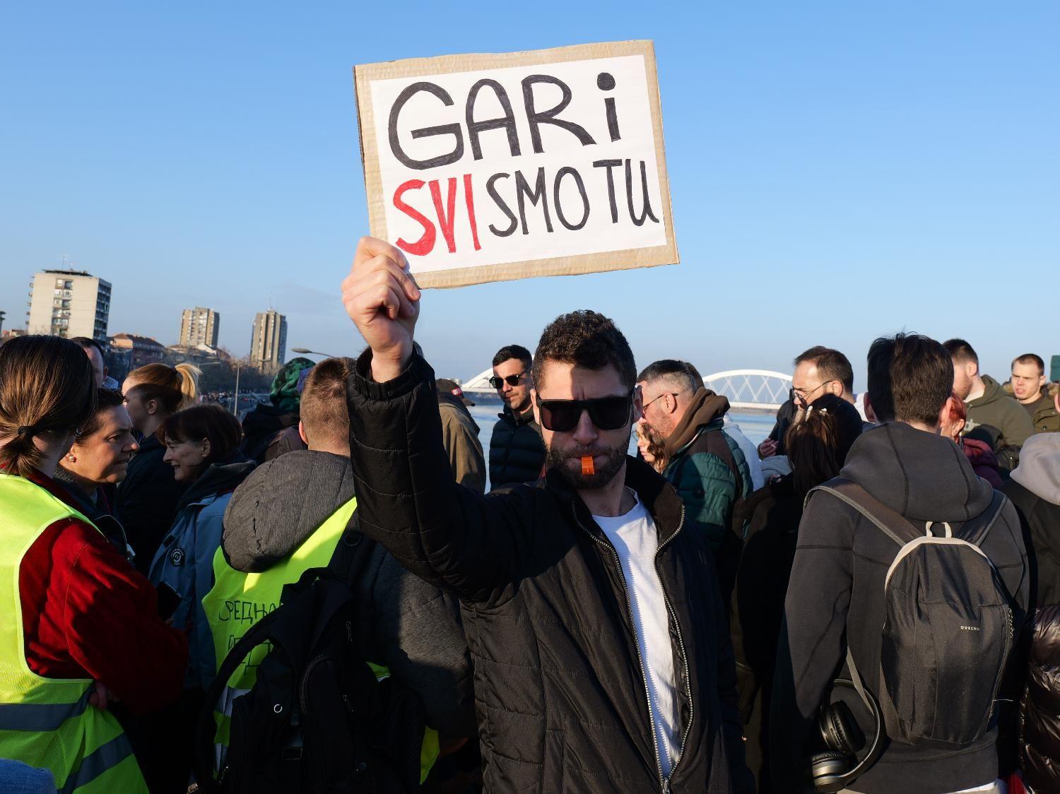 Promrzle demonstrante u Novom Sadu dočekali čaj i palačinke, podrška pop ikone Madone 24 studenti, studentski protest, novi sad, blokada mostova u novi sad