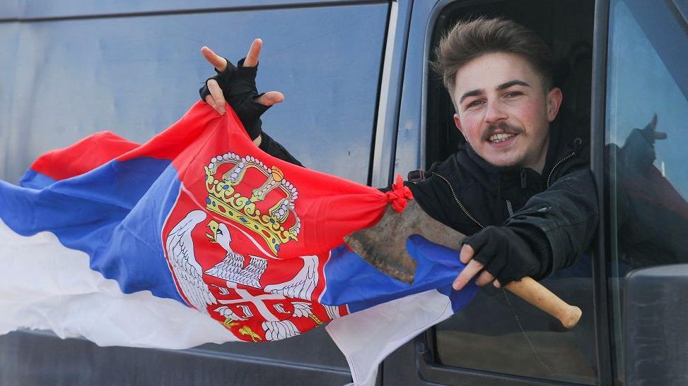 Кoliko je Кurti promenio Кosovo, a koliko je Кosovo promenilo njega 3 Srbin sa zastavom