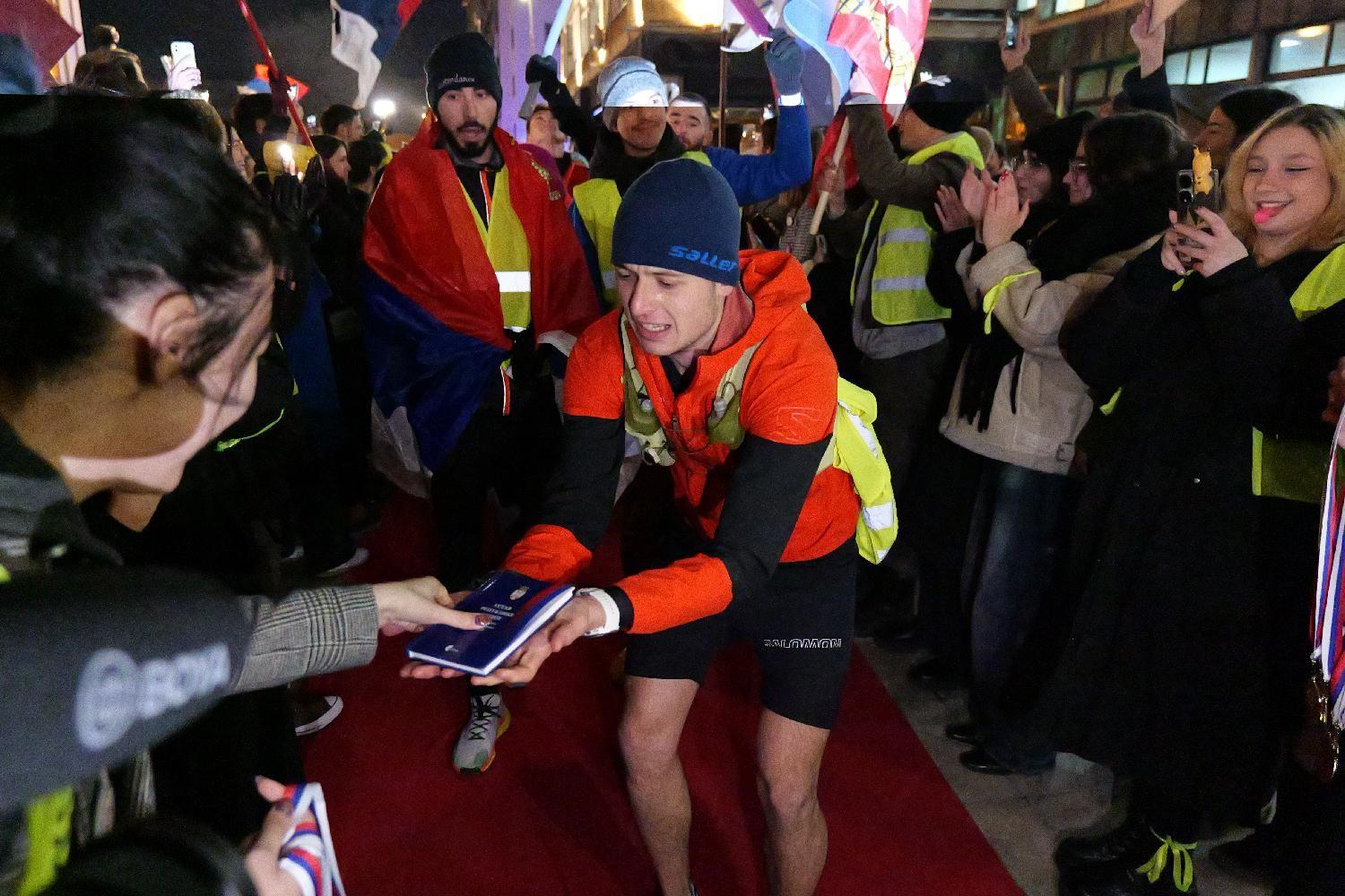 Tužilaštvo istražuje korupciju u vezi sa padom nadstrešnice, studenti nastavili ka Kragujevcu 16 Studente "maratonce" na putu od Novog Sada do Kragujevca u Beogradu je dočekao crveni tepih