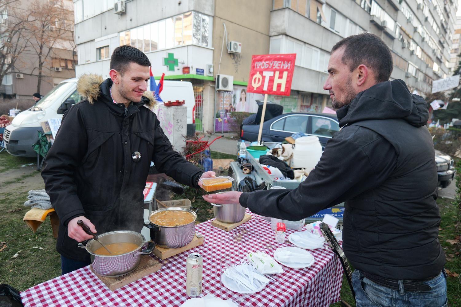 Promrzle demonstrante u Novom Sadu dočekali čaj i palačinke, podrška pop ikone Madone 2 studenti, studentski protest, novi sad