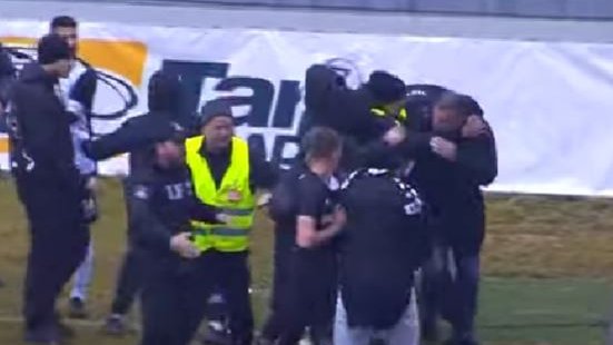 Haos na nekoliko sekundi pre kraja meča: Bugarski huligani tukli delegata (VIDEO) 1