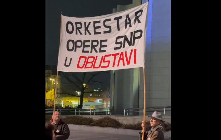 Snažnim perfomansom "Korupcija ubija" umetnici SNP u obustavi rada podržali studente (VIDEO) 1