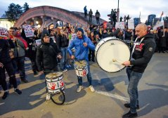 Kad čujete bubanj na ulici znajte da je došlo vreme za promene: Ljudi, sećanja - Darko Adžić Adža, bubnjar svih kragujevačkih protesta 2