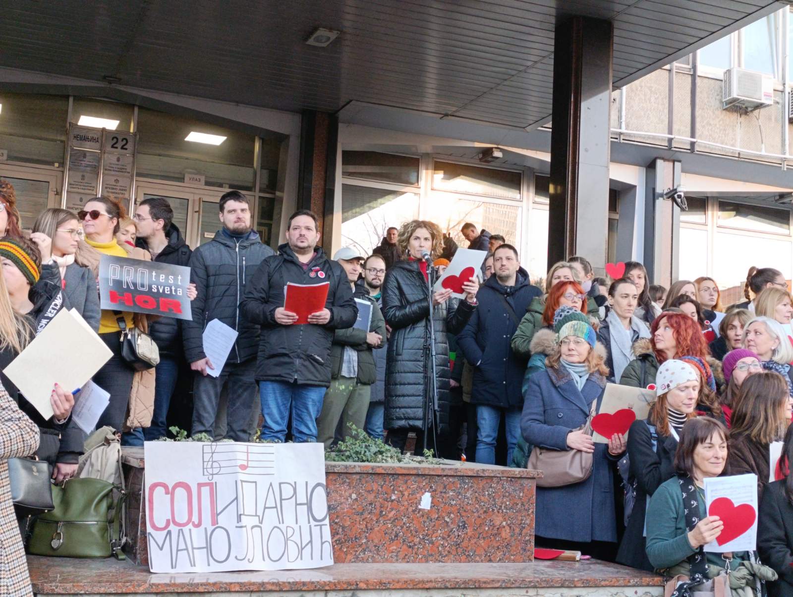 "Živeti slobodno": Završena blokada Ministarstva prosvete, prosvetari pročitali svoje i studentske zahteve, održano 15 minuta tišine (VIDEO, FOTO) 4 "Živeti slobodno": Završena blokada Ministarstva prosvete, prosvetari pročitali svoje i studentske zahteve, održano 15 minuta tišine (VIDEO, FOTO) 4
