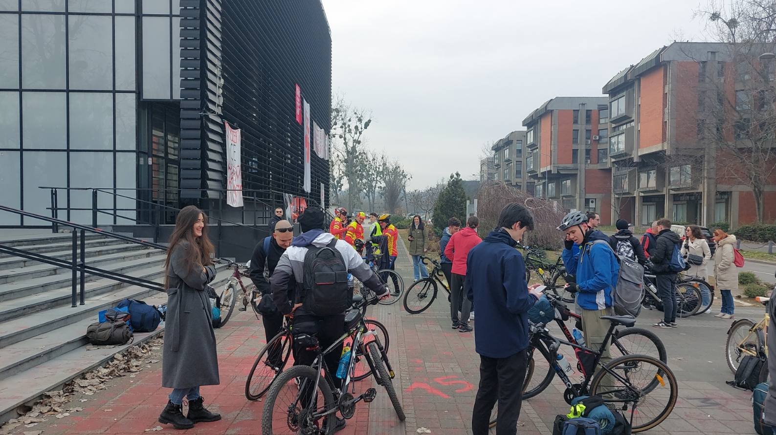 Studenti iz Novog Sada biciklima krenuli na protest u Niš (FOTO) 2