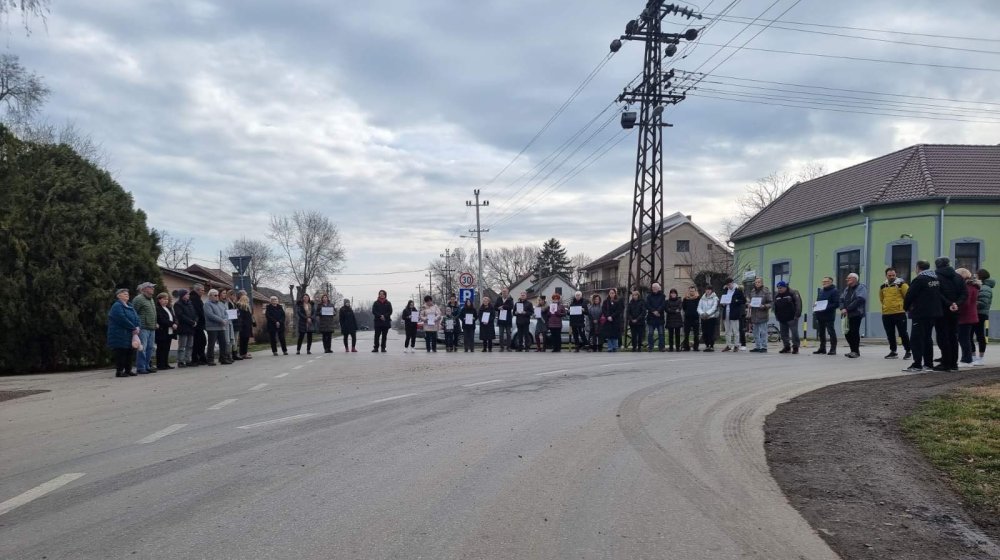 Meštani Lukićeva na 15 minuta odali poštu nastradalima u padu nadstrešnice 1