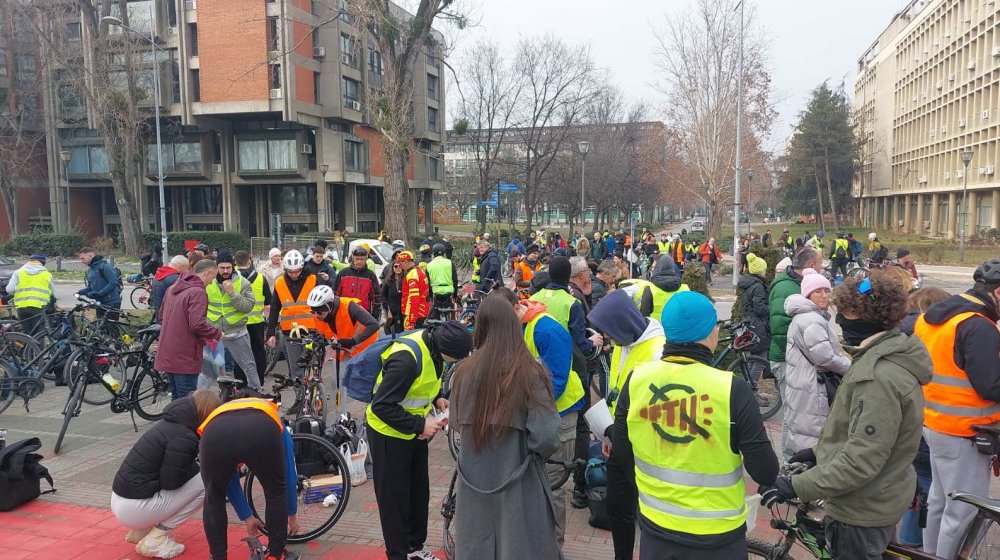 Studenti iz Novog Sada biciklima krenuli na protest u Niš (FOTO) 1