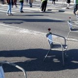 Završena blokada Pupinovog mosta: 15 stolica i ruža za stradale u Novom Sadu (FOTO) 6