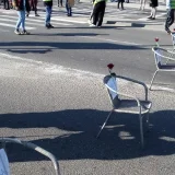 Završena blokada Pupinovog mosta: 15 stolica i ruža za stradale u Novom Sadu (FOTO) 2