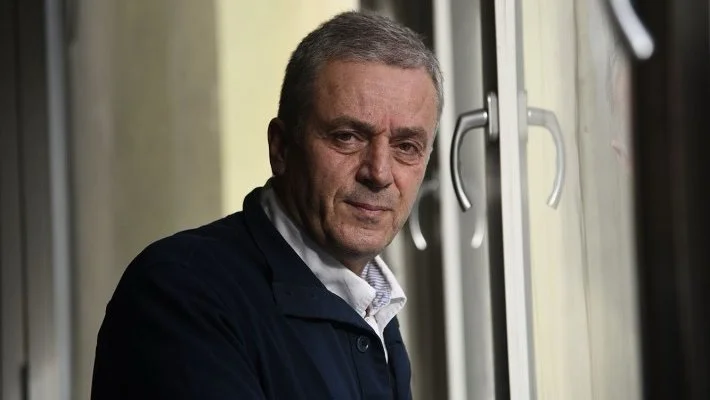 Šta će JZO u Petoj gimnaziji: Zafirović letos građane ubacivao u vozila bez tablica, sada zastrašuje roditelje i decu 2 Šta će JZO u Petoj gimnaziji: Zafirović letos građane ubacivao u vozila bez tablica, sada zastrašuje roditelje i decu 2