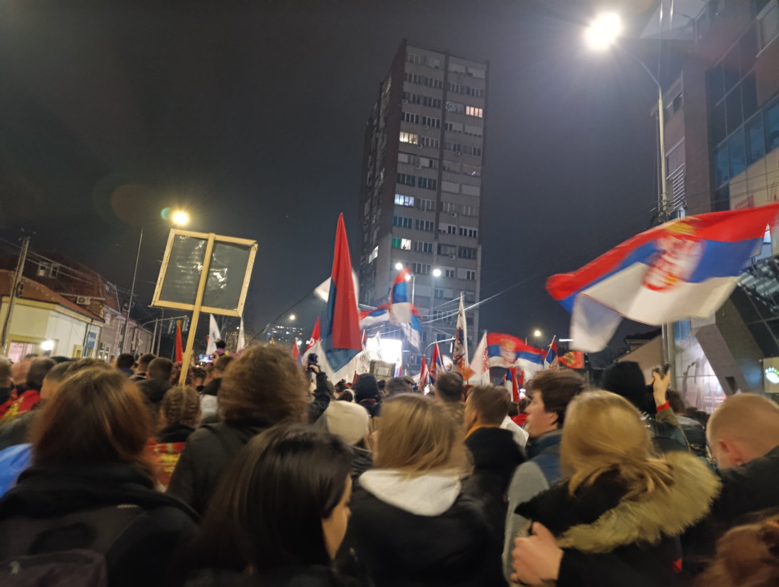 Doček studenata u Nišu: Veliki broj građana na ulicama, crveni tepih, vatromet, bakljada i cveće za studente (FOTO, VIDEO) 3