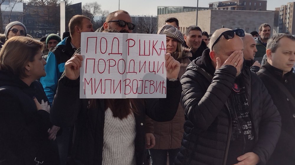 Digla se magla nad Srbijom, krenulo je: Kragujevčani podržali ispred Palate pravde porodicu Milivojević čiji je sin poginuo u „namenskoj” u Lučanima 1