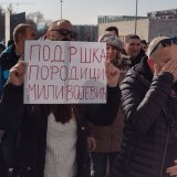 Digla se magla nad Srbijom, krenulo je: Kragujevčani podržali ispred Palate pravde porodicu Milivojević čiji je sin poginuo u „namenskoj” u Lučanima 8