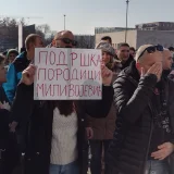 Digla se magla nad Srbijom, krenulo je: Kragujevčani podržali ispred Palate pravde porodicu Milivojević čiji je sin poginuo u „namenskoj” u Lučanima 9