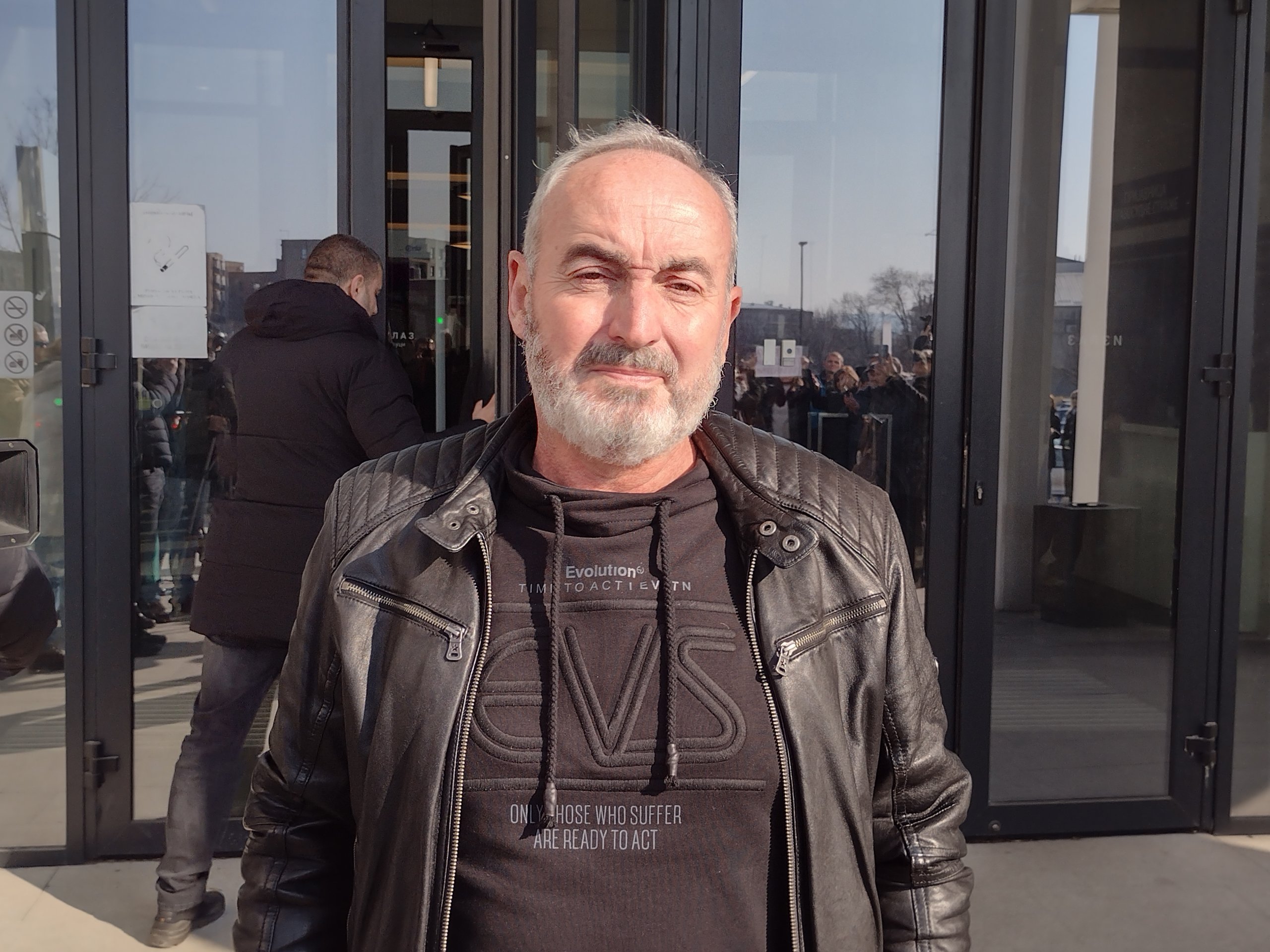 Digla se magla nad Srbijom, krenulo je: Kragujevčani podržali ispred Palate pravde porodicu Milivojević čiji je sin poginuo u „namenskoj” u Lučanima 2