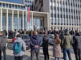 Digla se magla nad Srbijom, krenulo je: Kragujevčani podržali ispred Palate pravde porodicu Milivojević čiji je sin poginuo u „namenskoj” u Lučanima 3